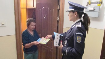 Constănţenii s-au trezit cu poliţiştii la uşă: au fost sfătuiţi cum să-şi asigure locuinţele